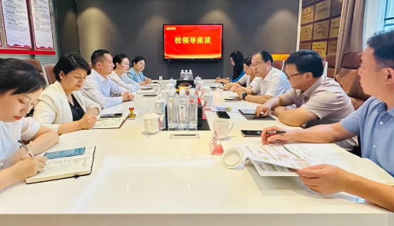 攜手共育英才！華逸府&湖南食品藥品職業(yè)學(xué)院校企合作簽約授牌儀式隆重舉行